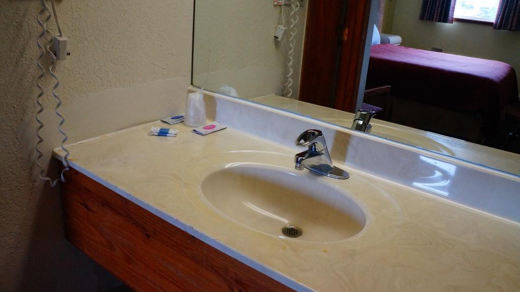 Royale Inn Κάνσας Δωμάτιο φωτογραφία